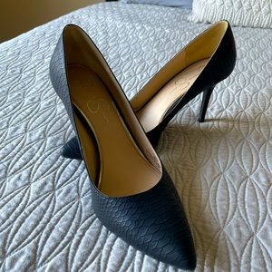 •Jessica Simpson pumps